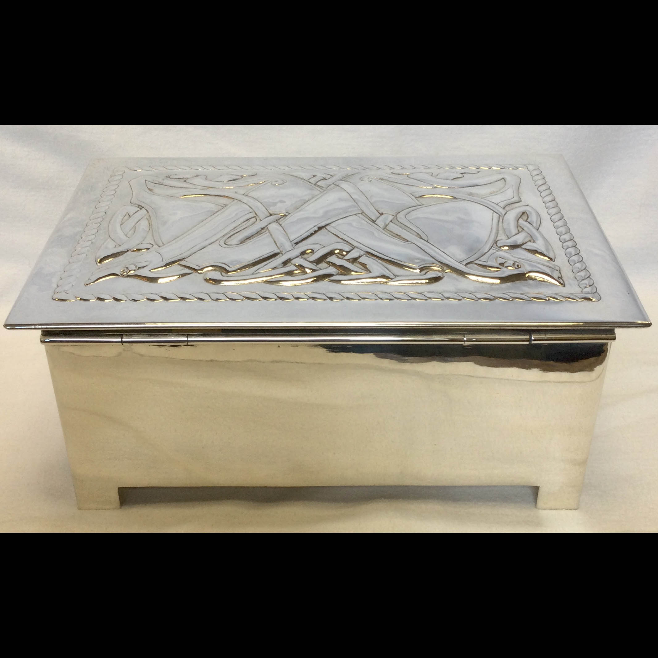alexander-ritchie-silver-plated-celtic-dogs-of-war-casket-back