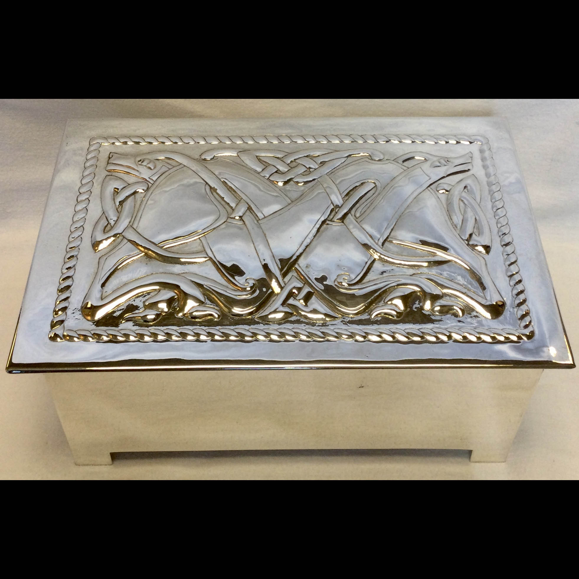 alexander-ritchie-silver-plated-celtic-dogs-of-war-casket-front
