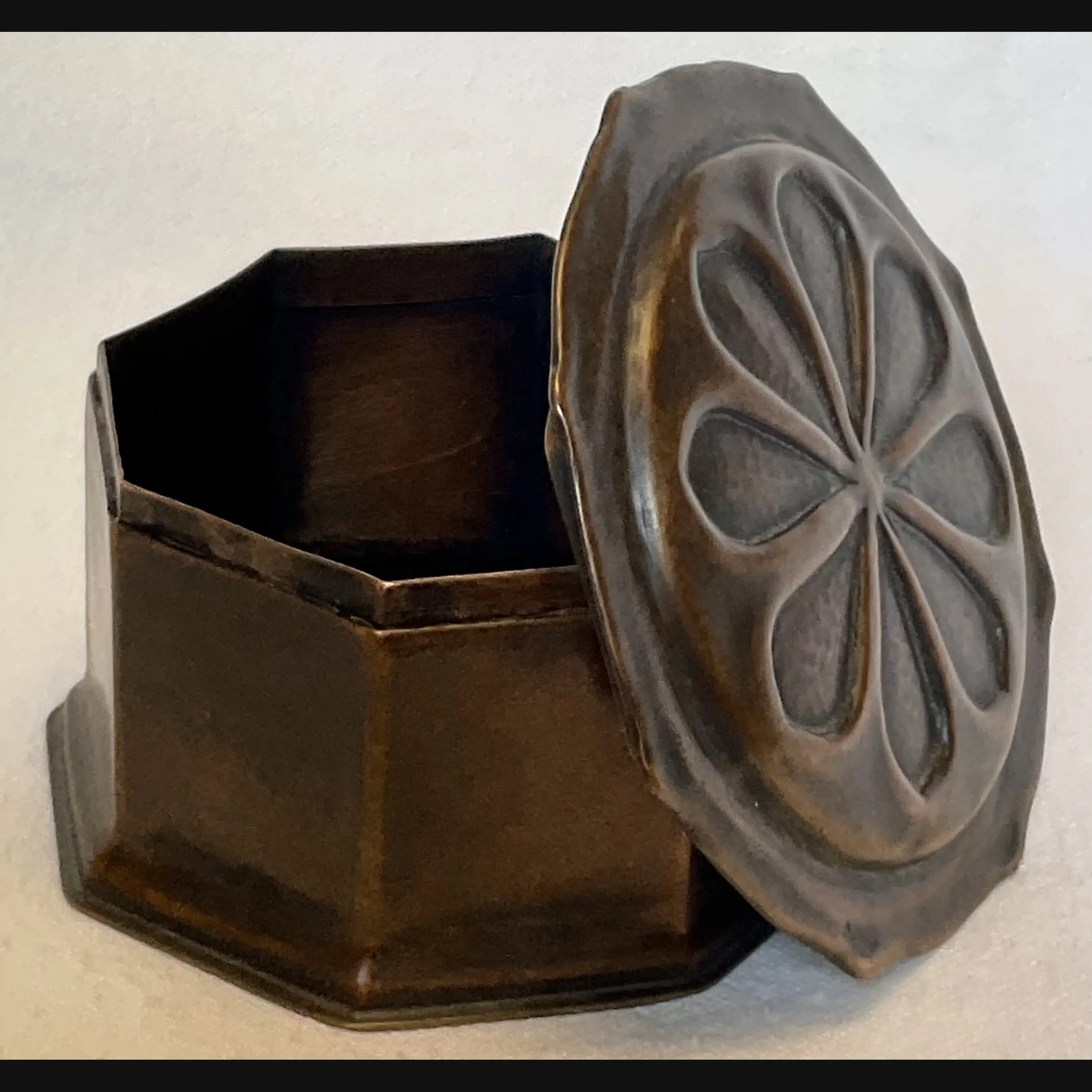 keswick school of industrial arts ksia arts and crafts copper flower head box c1900